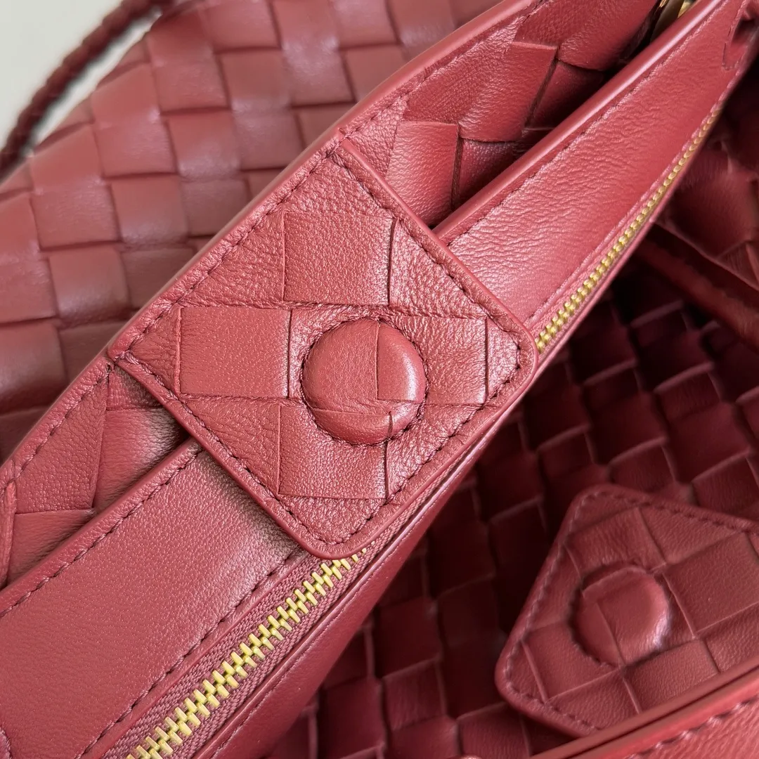 The 2023 new Andiamo batch of 1860 BV has been shipped‼ ️Really popular🔥The new Andiamo woven handbag launched by Bottega Veneta this season is really popular all over the world! ! Celebrities at home and abroad have worn it, and Oscar-winning actress Michelle Yeoh has taken it out on the street. Song Jia, Trai Yara, Yu Feihong, Sanji Ayaka, Rosie Hunting-Whiteley, Yoshioka Riho, etc. have all picked up this bag. It is classic and versatile, showing off its temperament, and the bag capacity is also large, which is very convenient for daily commuting! ! A variety of carrying methods, the shoulder straps can be adjusted by yourself, the original lambskin feels soft and delicate, and the unisex style breaks gender boundaries and brings a more practical and longer-lasting use experience. Andiamo, which has both elegant and casual styles, perfectly interprets the true appearance of "fashionable old money style". Style number: 743568 Size: 25*22*10.5cm